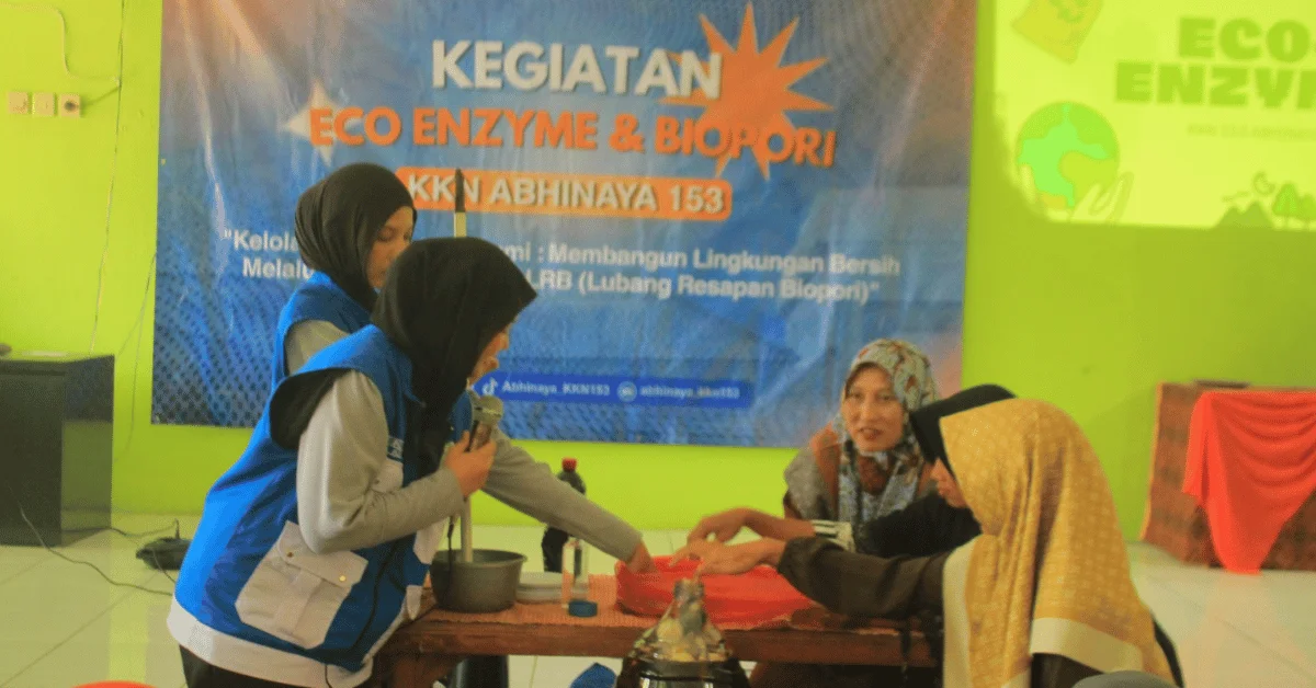 Tak Sekadar Edukasi, KKN Abhinaya 153 Hadirkan Aksi Nyata Pengolahan Sampah lewat Eco-Enzyme