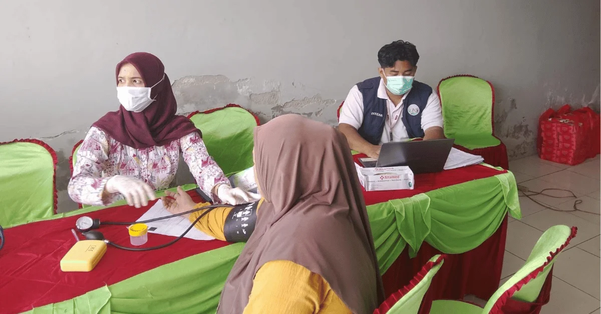 KKN Astakarsa 211 UIN Jakarta Dukung Skrining dan Penyuluhan TBC di Desa Babakan
