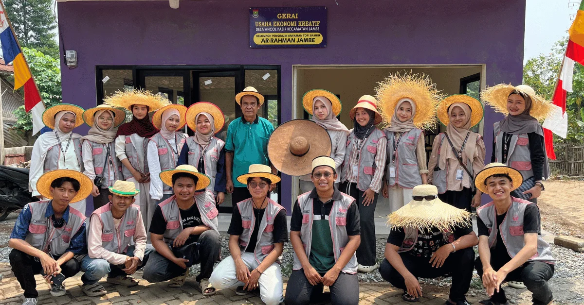 KKN 276 Serenova Dorong UMKM Anyaman Bambu Desa Ancol Pasir Naik Kelas Lewat Digital Marketing